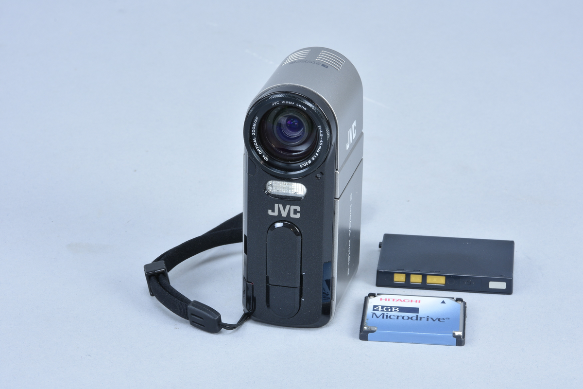 Digital mediakamera 2 megapixlar med inbyggd stereomikrofon JVC typ Everio nr 00000004 (förserieexemplar). För lagring på minneskort typ Microdrive. Zoom 1:1.8 brännvidd 4.5-45 mm med autofokus, 10x "optical zoom". En 4GB Hitachi Microdrive med Compact Flash II -anslutning samt batteri medföljer.