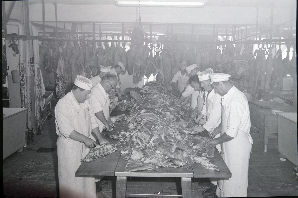 Skjæring av kjøtt på Brødrene Bothners fabrikk i Havnegata.