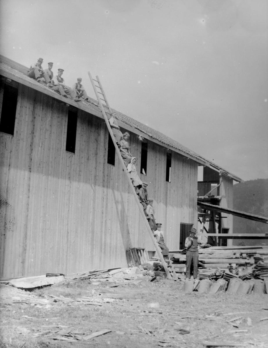 Legging av takstein på låven på Øvre Hvål i Komnes.
I flg Sandsværs historie Bind III så ble nylåven bygd 1908.