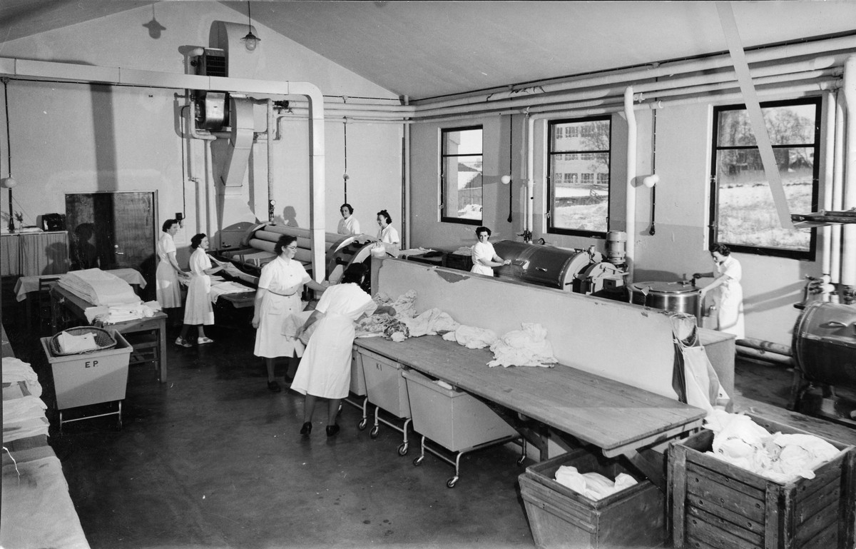 Vaskeri og vaskeriansatte i den nye sykehusbygningen på Stokmarknes 1951
