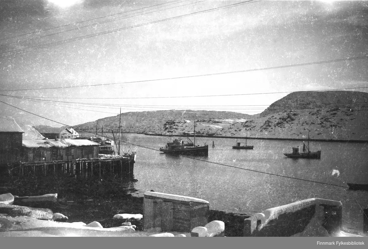 Båter på havna i Havøysund ca. 1950. Olsen-kaia.