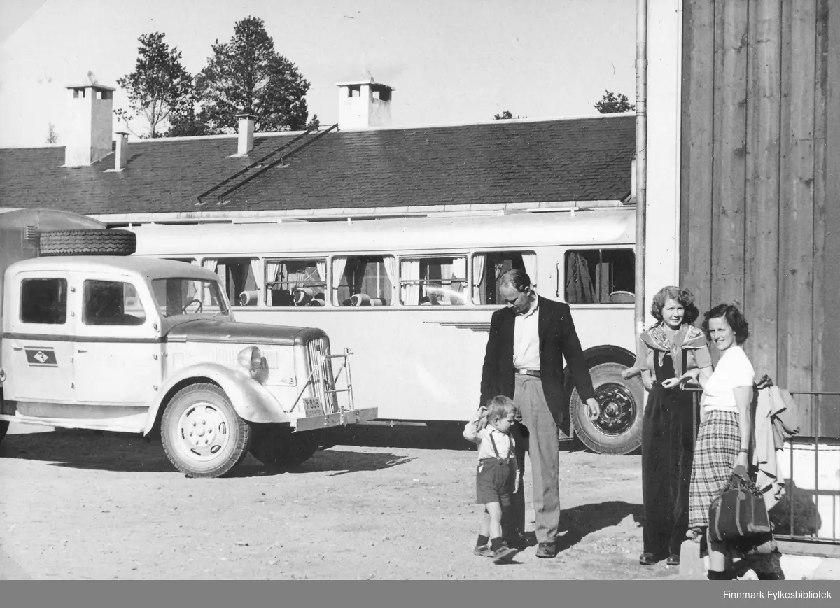 Odd, Ingar, Birgit og Eli Bjørnstad ved Karasjok gjestgiveri, 1950. Buss og rutevogn (Y-806 er en Volvo 1935-1939-modell. Kombinertbil, med dobbelt førerhus og lasteplan.) Disse to er parkert foran gjestgiveriet.