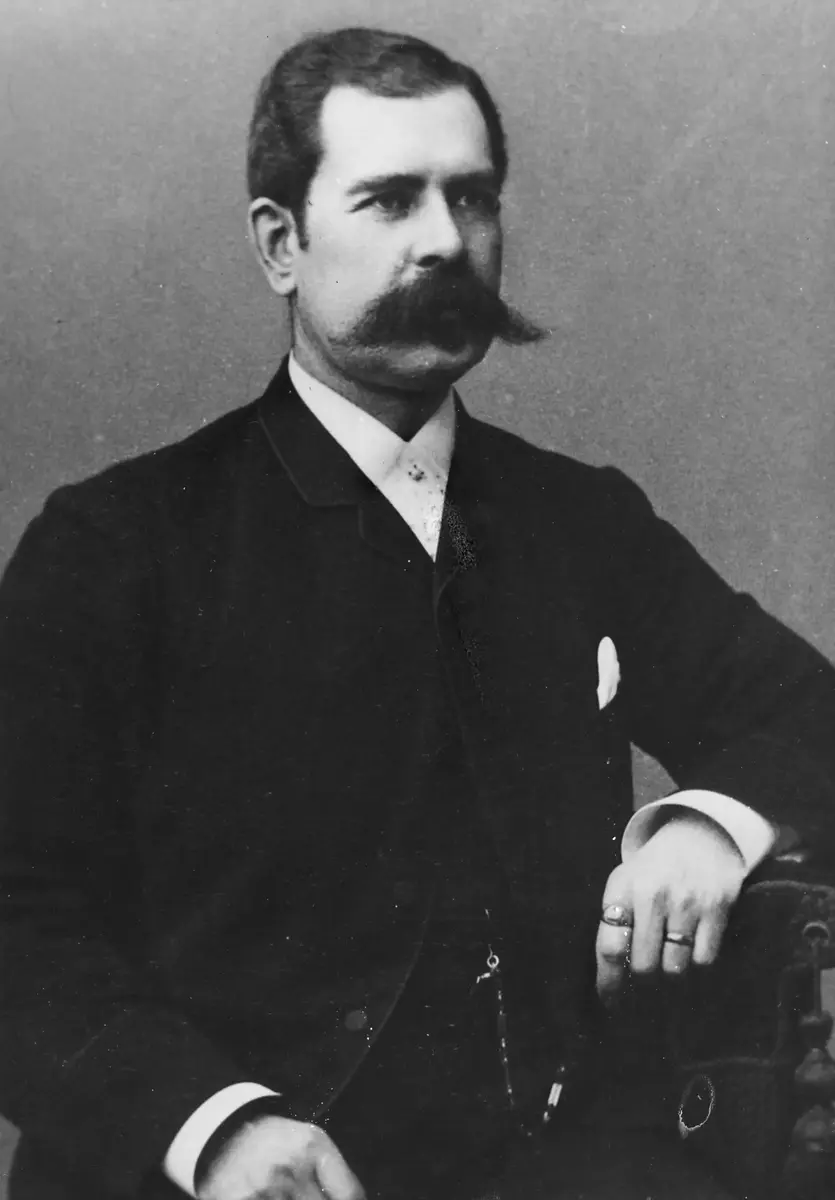 Alfred Söderlund (1843 - 1930) blev hösten 1863 inspektor på Långbro säteri. 
Köpte Långbro 1866 och innehade gården till 1918. ::