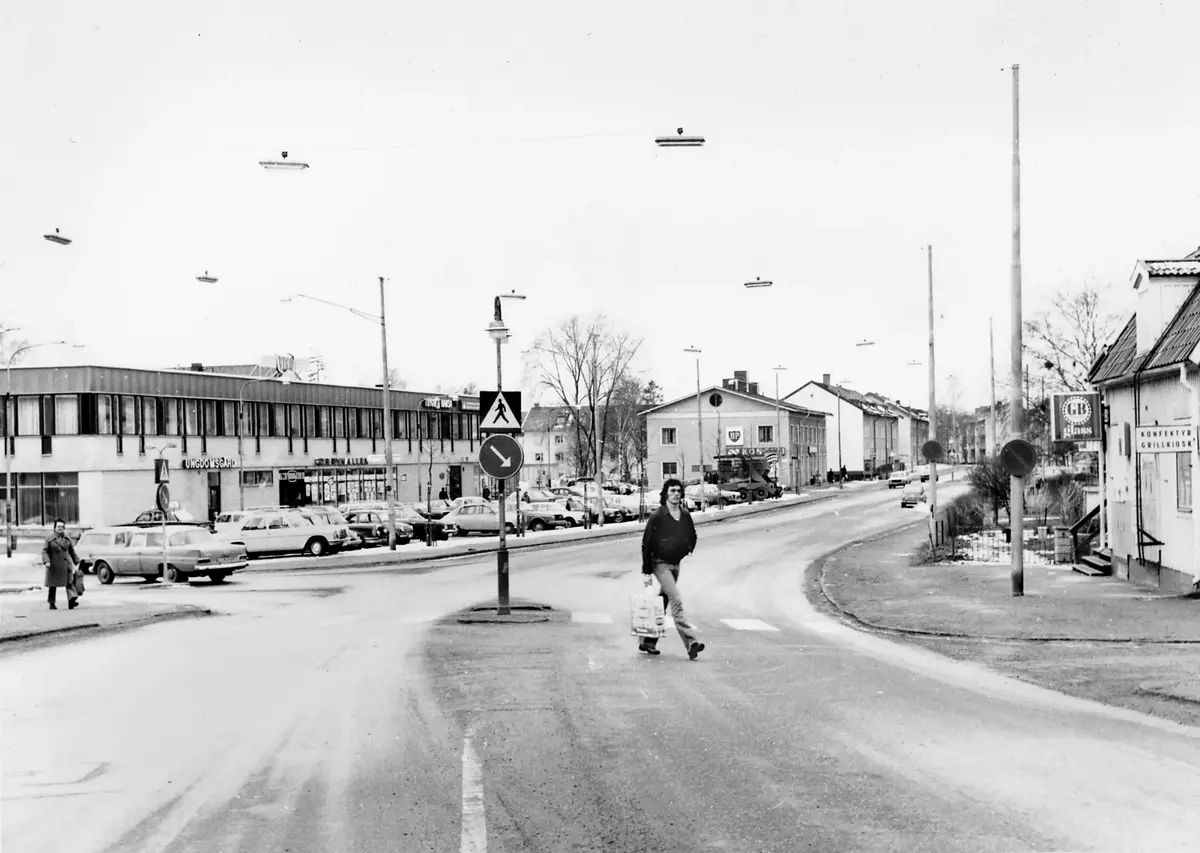 Huddingevägen mot söder med tobaksaffären till höger år 1976. 
Foto: Stig Jonsson ; BHF Studiecirkel vt 2016:
Huset i höger bildkant "Tummens" tobaksaffär