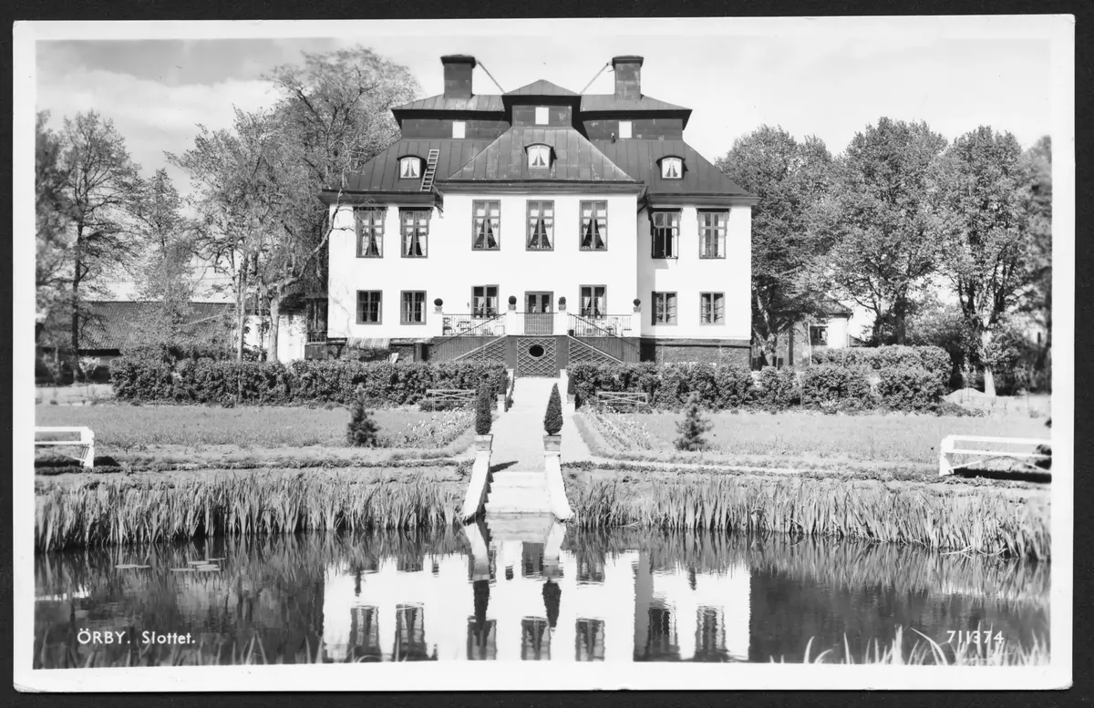 ÖRBY. Slottet från trädgårdssidan. Bilden från 1950-tal eller tidigare (ekonomibyggnaden i bakgrunden revs sedan)