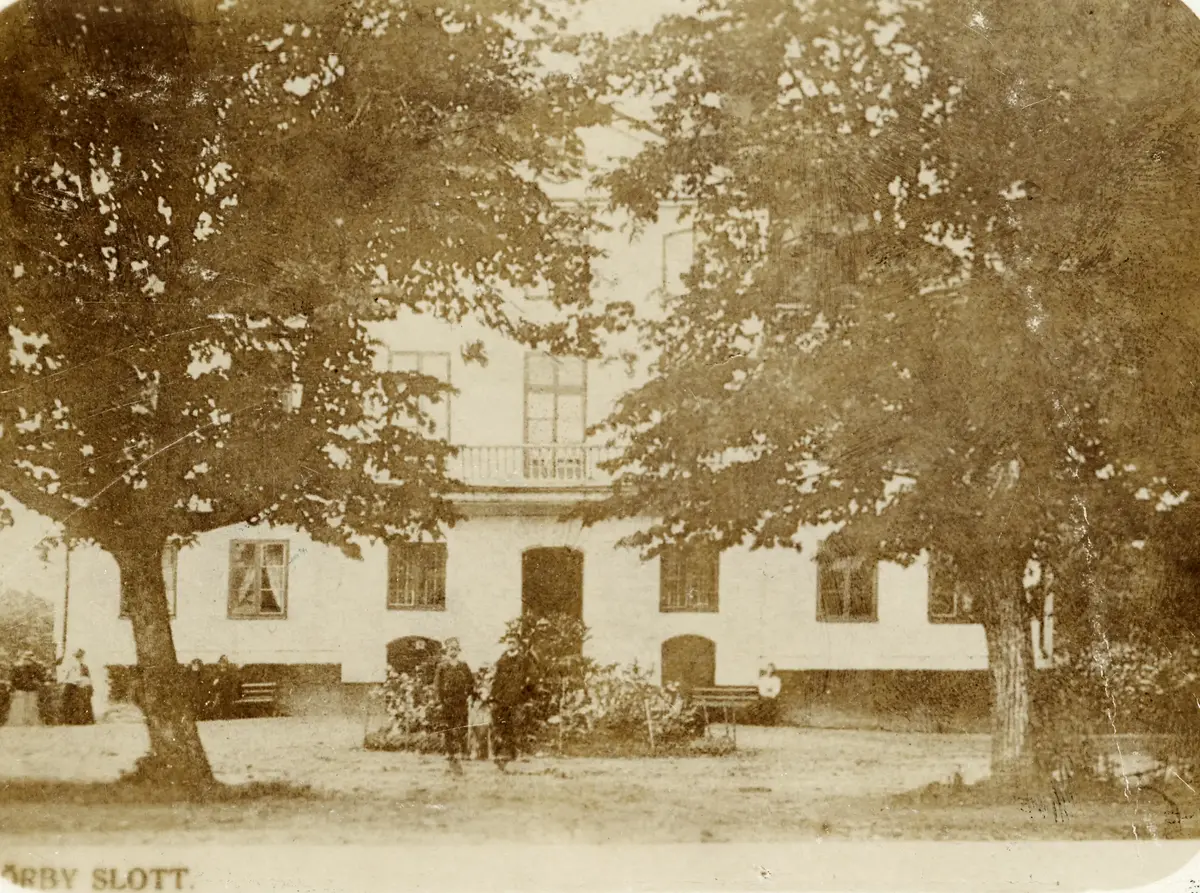 ÖRBY SLOTT. Bilden från framsidan mot Örby Slottsväg. Bilden tagen 1904 eller tidigare. Personerna på bilden kan vara familjen Lignell med gäster.