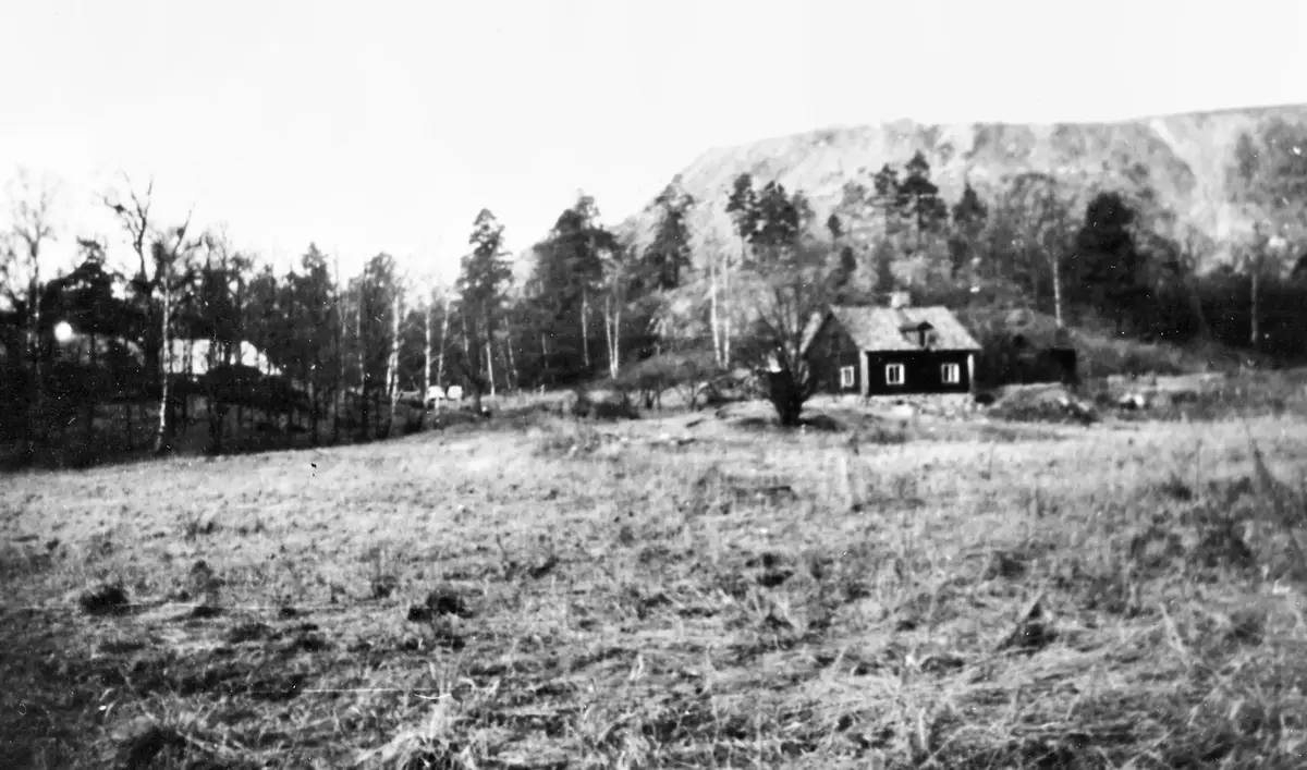 Högdalen 1958.
Fotograf: Märta Andersson  ; BHF studiecirkel ht 2016:
Strax öster om nuvarande korsning Magelungsvägen - Rågsvedsvägen