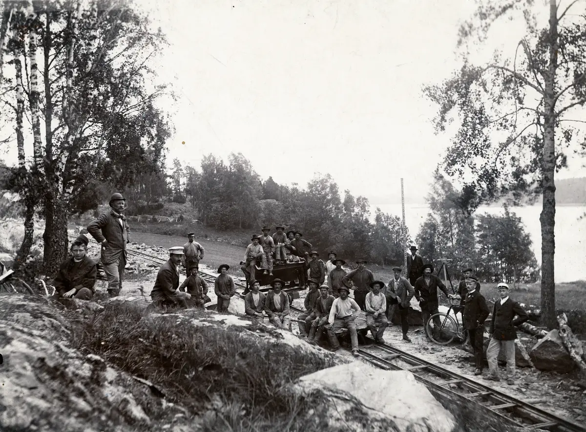Nynäsbanan under byggnad vid Drevviken 1899. Järnvägslänsman E. Wahlrot i uniform.