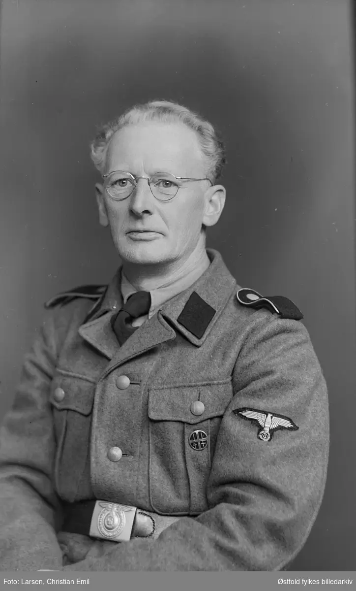 Portrett av Brøvig Tellefsen (bestillers navn i protokoll) i uniform, i 1942.