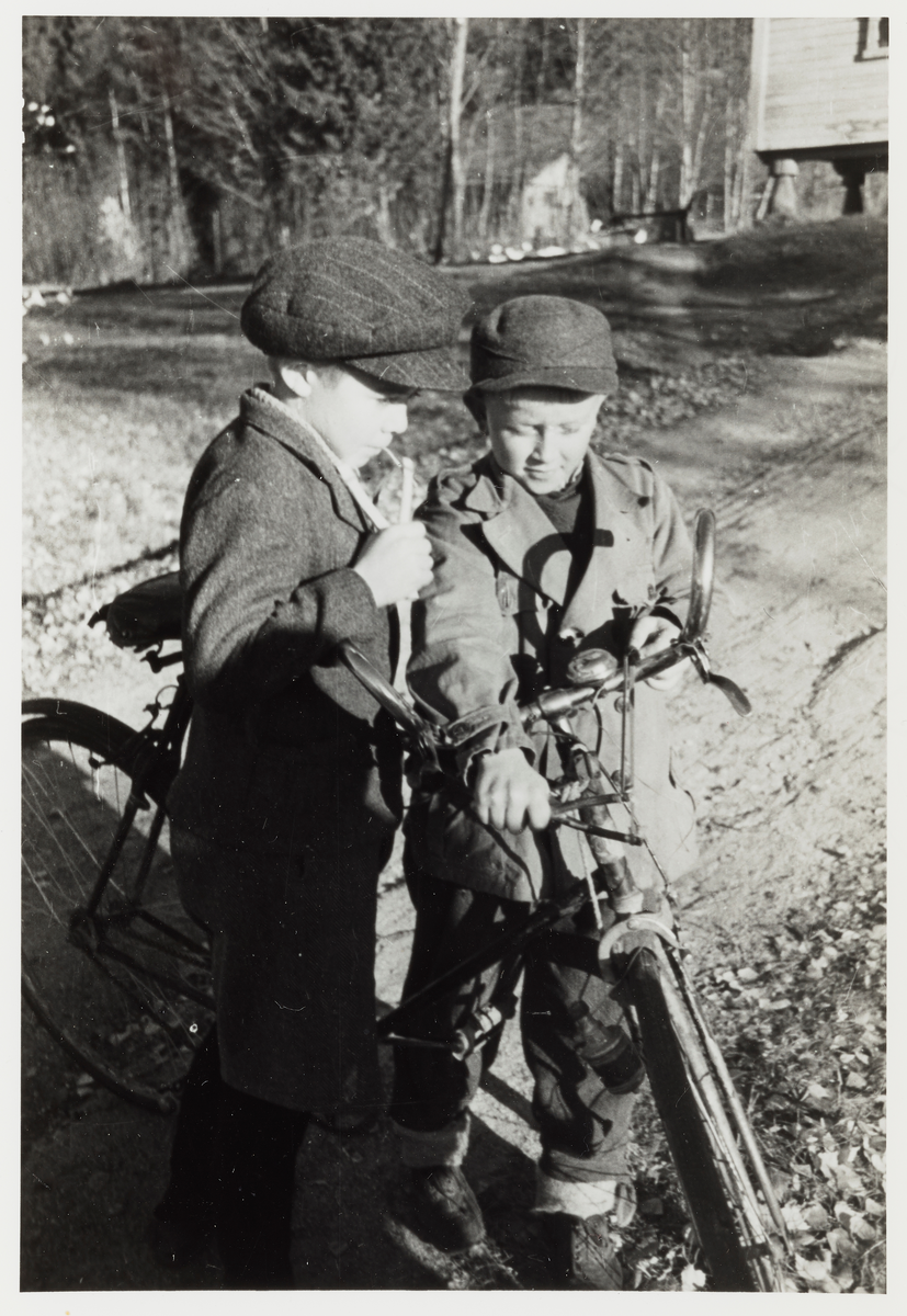 To gutter med sykkel på Bjørkelangen