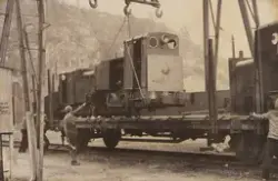 Godsvogn litra Os lastet med tre diesellokomotiver fra indus