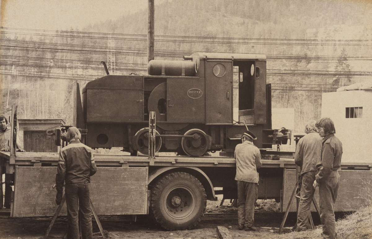 Opplasting på lastebil av diesellokomotiv fra industribanen til Tinfos Papirfabrik på Notodden