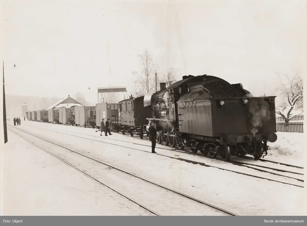 Damplokomotiv type 30a nr. 281 med godstog på Moelv stasjon