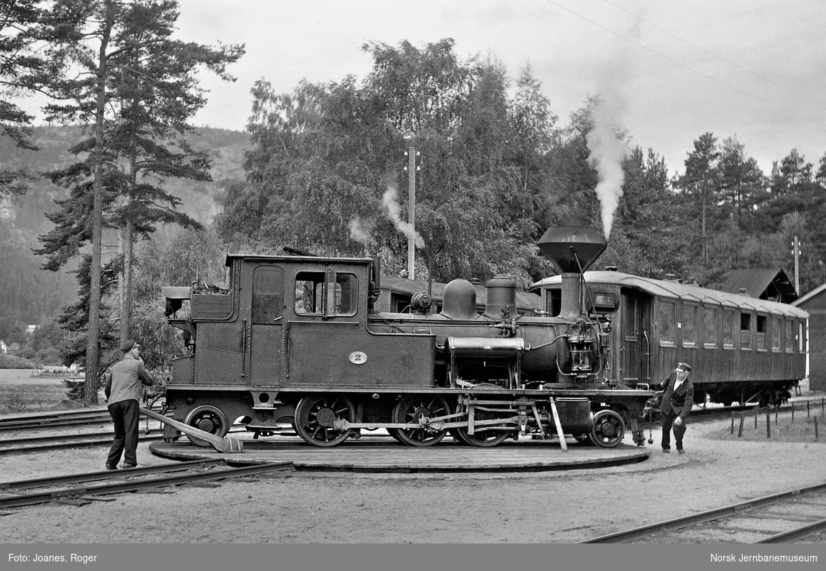 Setesdalsbanens damplok type XXI nr. 2 på svingskiven på Byglandsfjord stasjon.