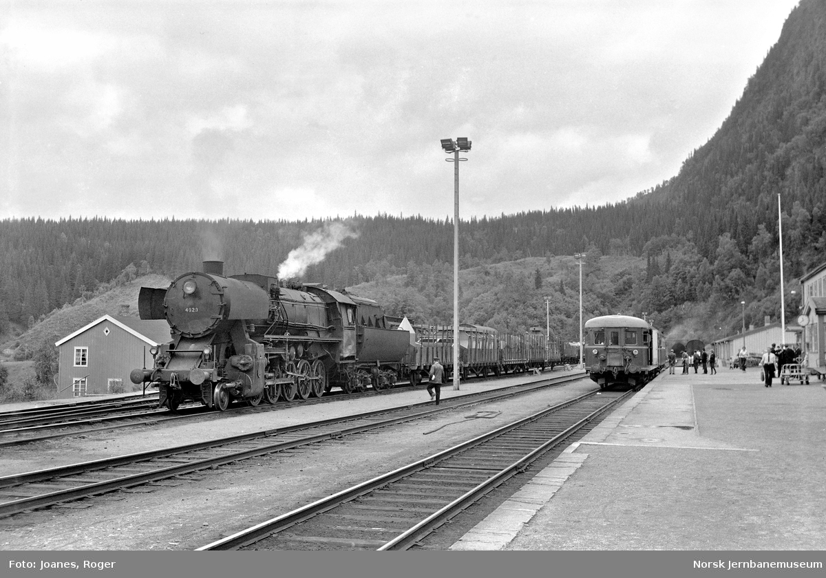 Kryssing mellom godstog retning Trondheim og Nordlandsekspressen på Grong stasjon. Damplok type 63a 4929 i godstoget. .