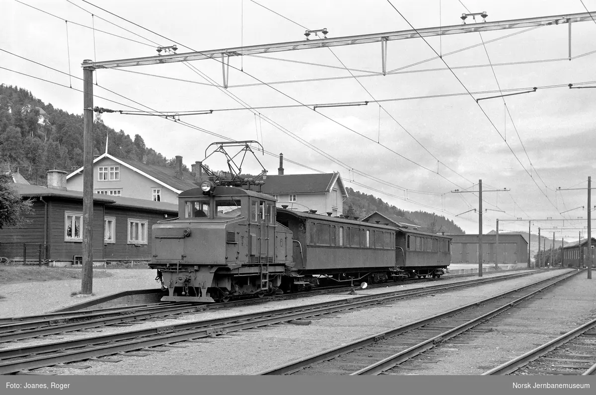 Persontog fra Orkanger på Løkken stasjon. Toget trekkes av elektrisk lokomotiv nr. 6.