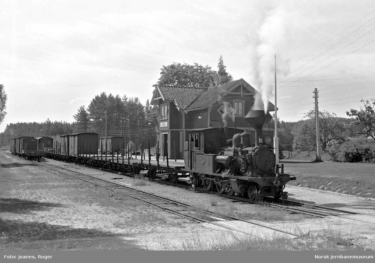 Blandet tog til Byglandsfjord på Moisund stasjon. Toget trekkes av damplok type XXI nr. 2.
