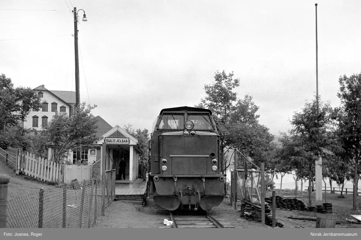 Tog fra Lomi til Finneid på Sulitjelma stasjon. Toget trekkes av diesellokomotivet ODIN.