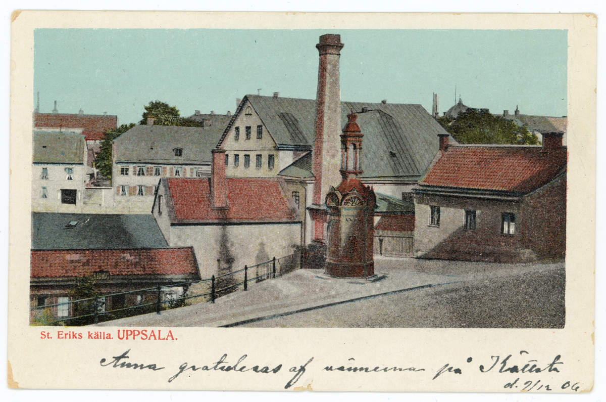 Handkolorerat vykort med motiv av Sankt Eriks källa i Uppsala. Bilden är fotograferad före den 9/12-1906 då vykortet är poststämpla