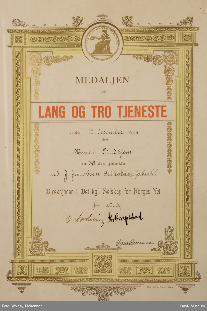 Medalje for 30 års tjeneste ved J. Jacobsen trikotasjebabrikk Larvik. 