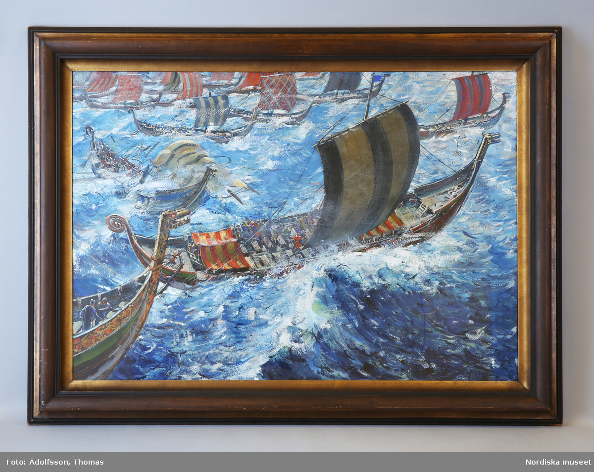 Sjöstycke. En samling vikingaskepp med hissade segel på ett upprört klarblått hav. Ett skepp dominerar bilden.