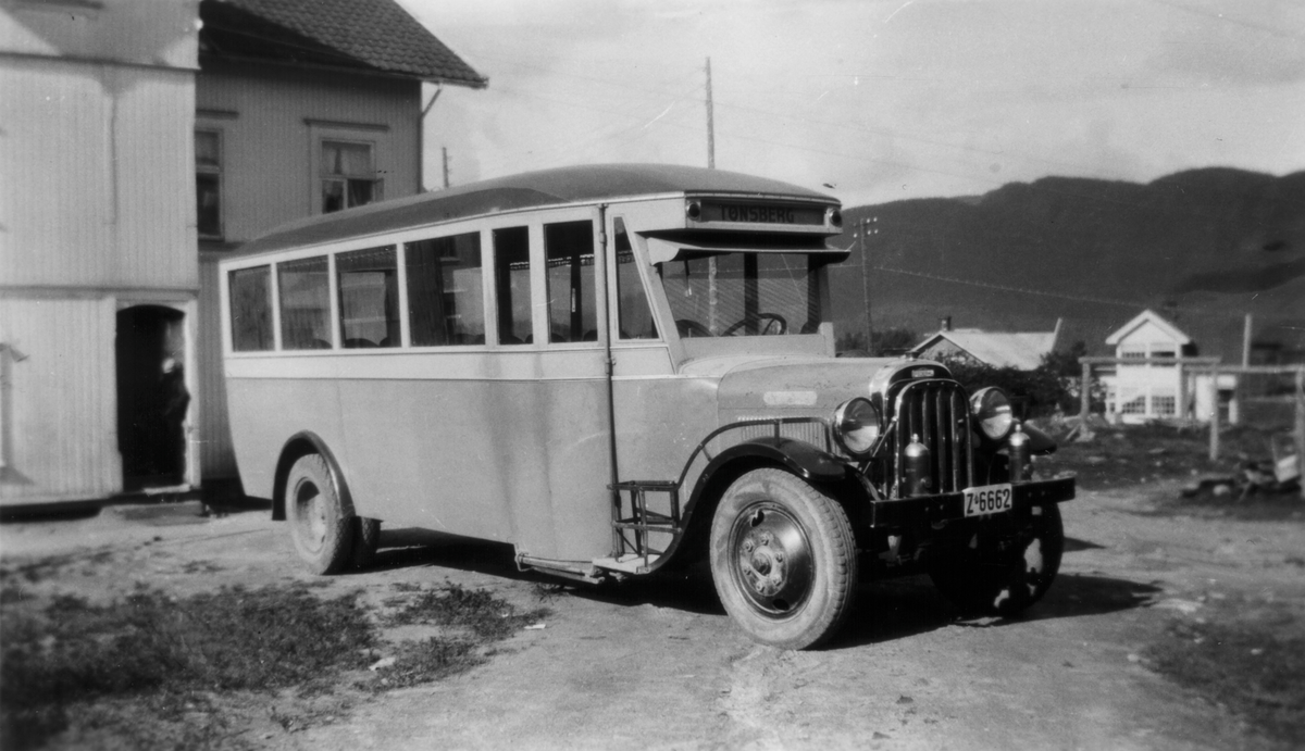 Bussen som gikk mellom Hvittingfoss og Tønsberg.  
Her parkert i Bakergården hos Jenny og Kristian Halvorsen. 
Bussen er en Federal 1930 eller litt senere.