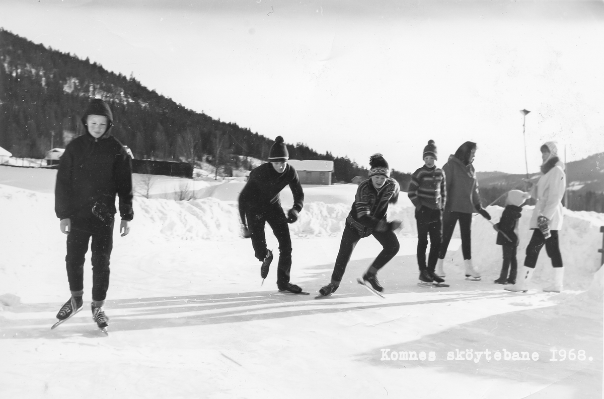 Lærer Olav Høivik var foregangsmann for å få til en skøytebane ved Komnes skole på 60-tallet. Her er noen av bygdas barn og unge i gang med å utøve sporten. I bakgrunnen skimtes Bakke Avholdslokale.