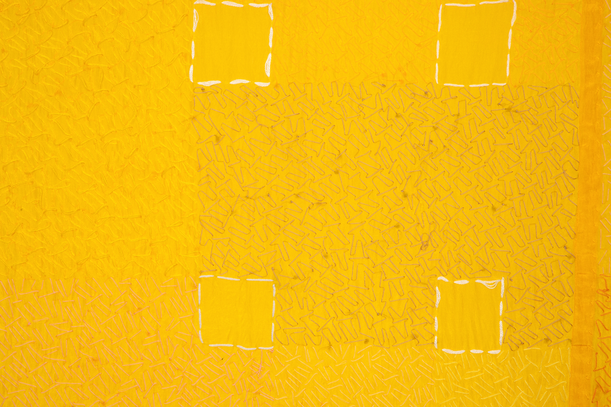 Rektangulært tekstil i gul silke, håndbrodert med silketråd i ulike farger.