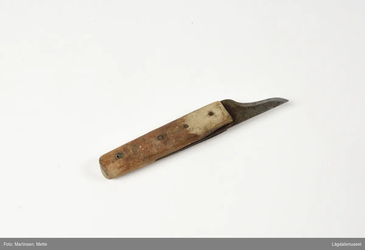 Kniv med treskaft brukt til slakting. Kniven er godt brukt og bladet er slipt langt ned etter mye bruk.