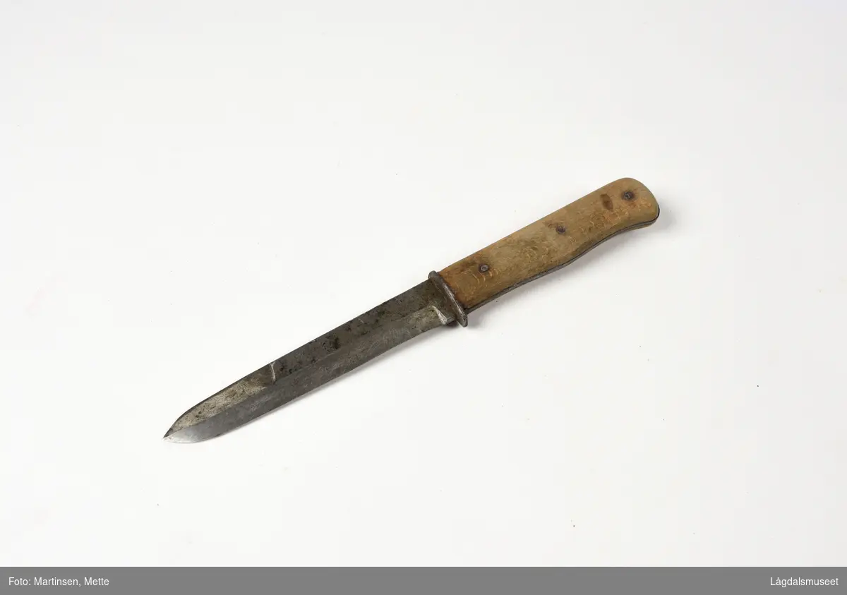 Kniv med treskaft brukt til slakting. Kniven er godt brukt.