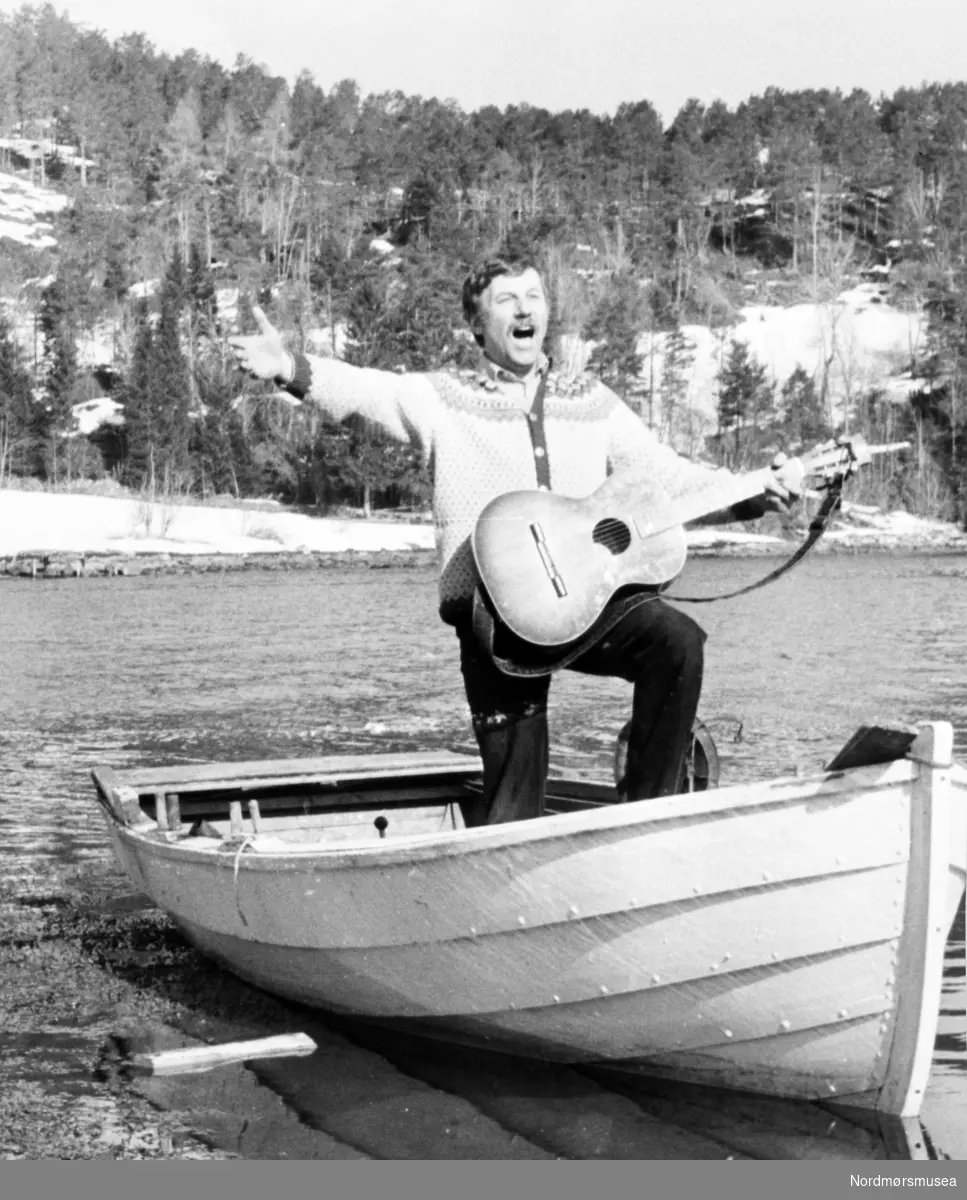 Olav Roaldseth lovpriser småbåten i ord og toner. Fra en artikkel i Tidens Krav om båtliv 19. april 1985. Bildet er fra avisa Tidens Krav sitt arkiv i tidsrommet 1970-1994.