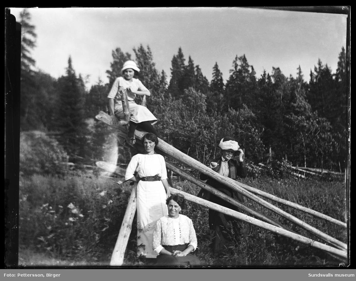 Två fäbodbilder, sannolikt från Klackbodarna i Stöde. Fyra kvinnor, tre yngre och en äldre, står vid en gärdesgård.