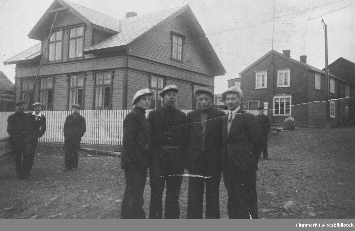Kiberg ca. 1950-1955. I forgrunnen står fire menn, fra venstre: P. G. Mathisen, Harald Jakobsen, Torolf Mathisen og Olaf M Jensen. Sundførhuset i bakgrunnen.