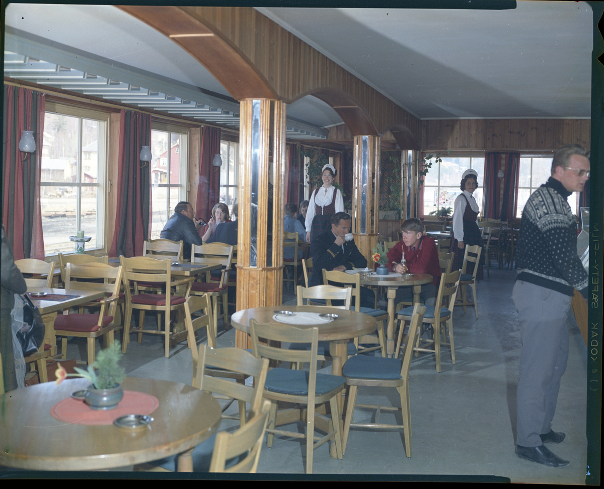 Interiørbileter frå Jernbanerestauranten på Fagernes, 1968