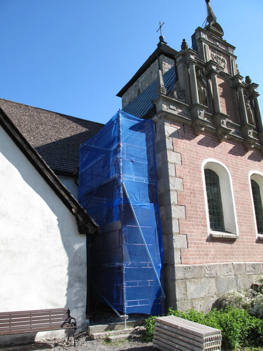 Putsarbete på Sparreska gravkoret vid Norrsunda kyrka.