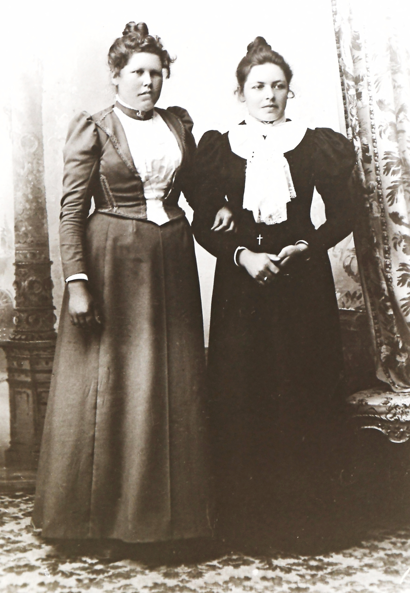 Anne Severine Kristiansdtr. Stenberg f. Åslandsplassen (1878-1961) og til høyre: Annette Sofie Johansen f. Holtung 1873 (Severine's kusine).