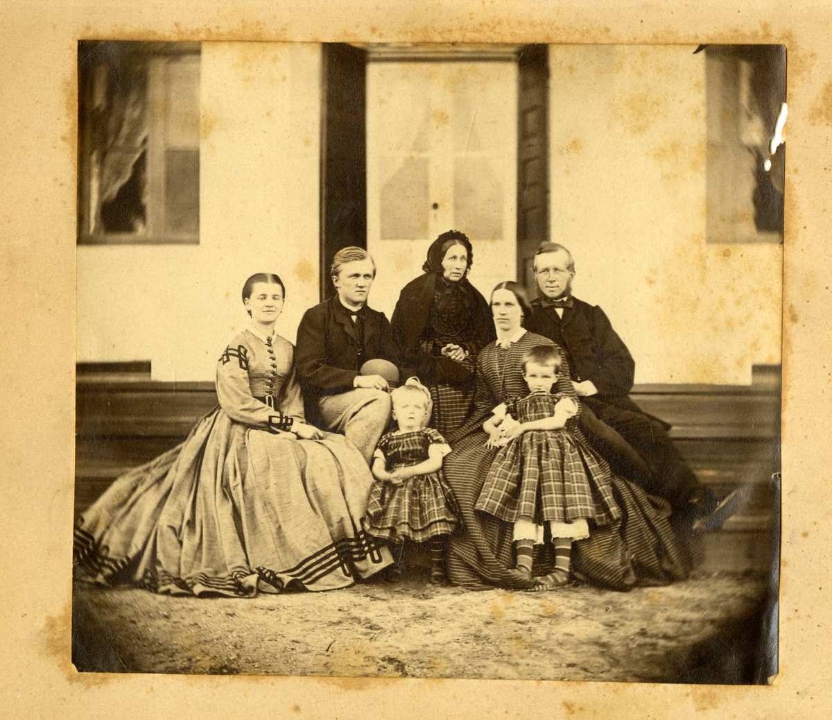 Cristine Cecilie Charlotte Aall og ektemannen godseier Niels Aall med barn og barnebarn.

Fra venstre: Ekteparet Marie Herlofson gift Aall og mannen Diderik Aall