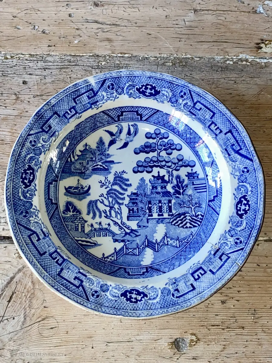 Orientalsk inspirert chinoiserie design i dekoren "blue willow", som oppstod i England på 1700-tallet.