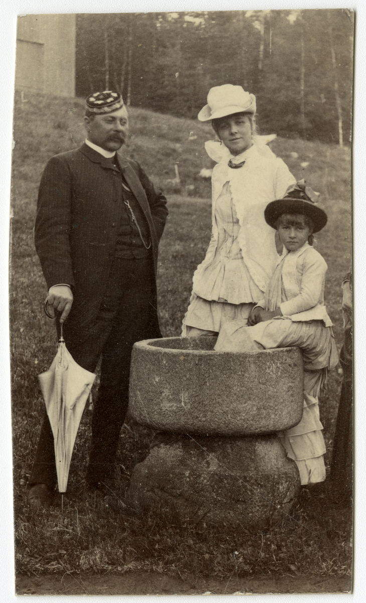 Foto av mann, kvinne og Eugenie Faye (1878 - 1917)

Påskrift i album (se siste foto)