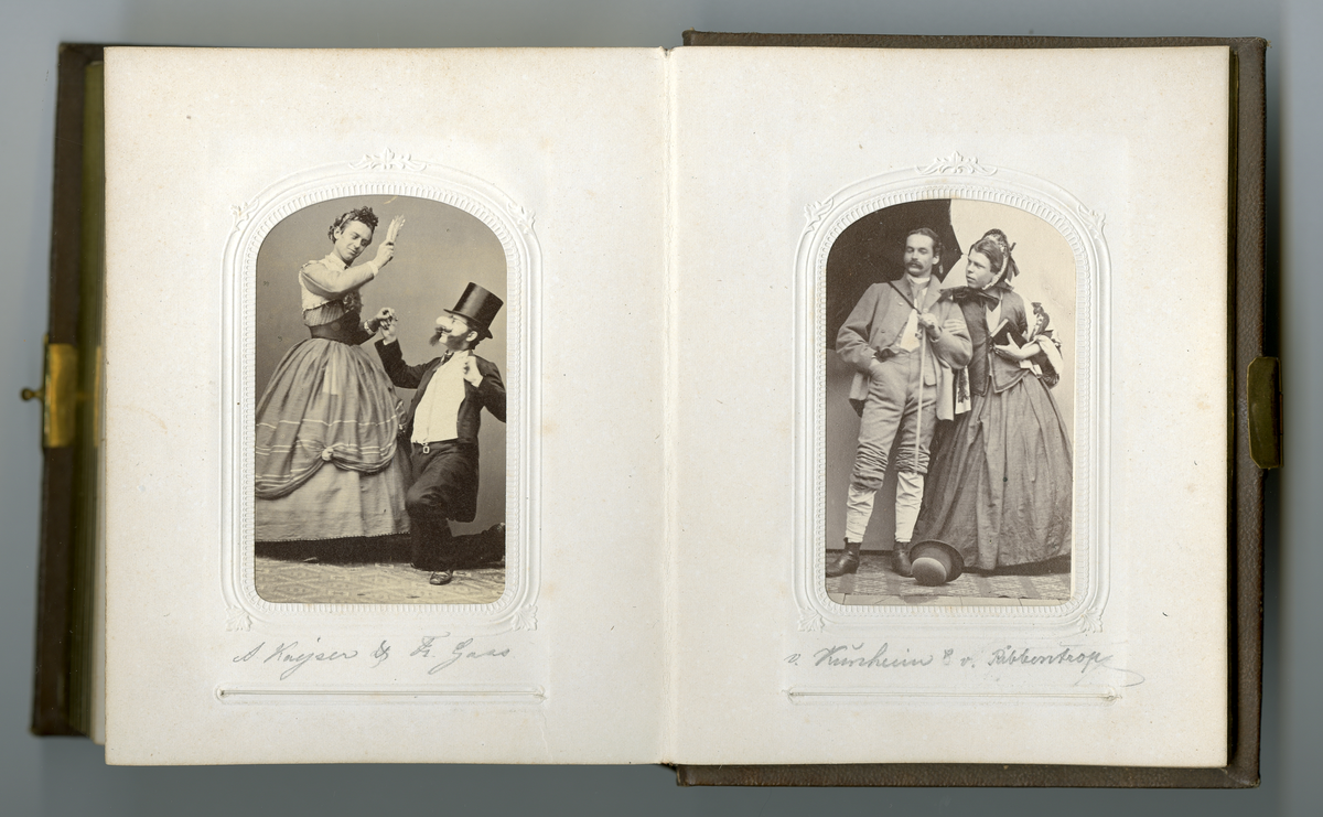 Foto av to ukjente menn i kostyme. Én er kledd i kjole, mens den andre har på seg neseprotese 

Påskrift i album: V. Kunheim & V. Ribbentrop (se siste foto)
