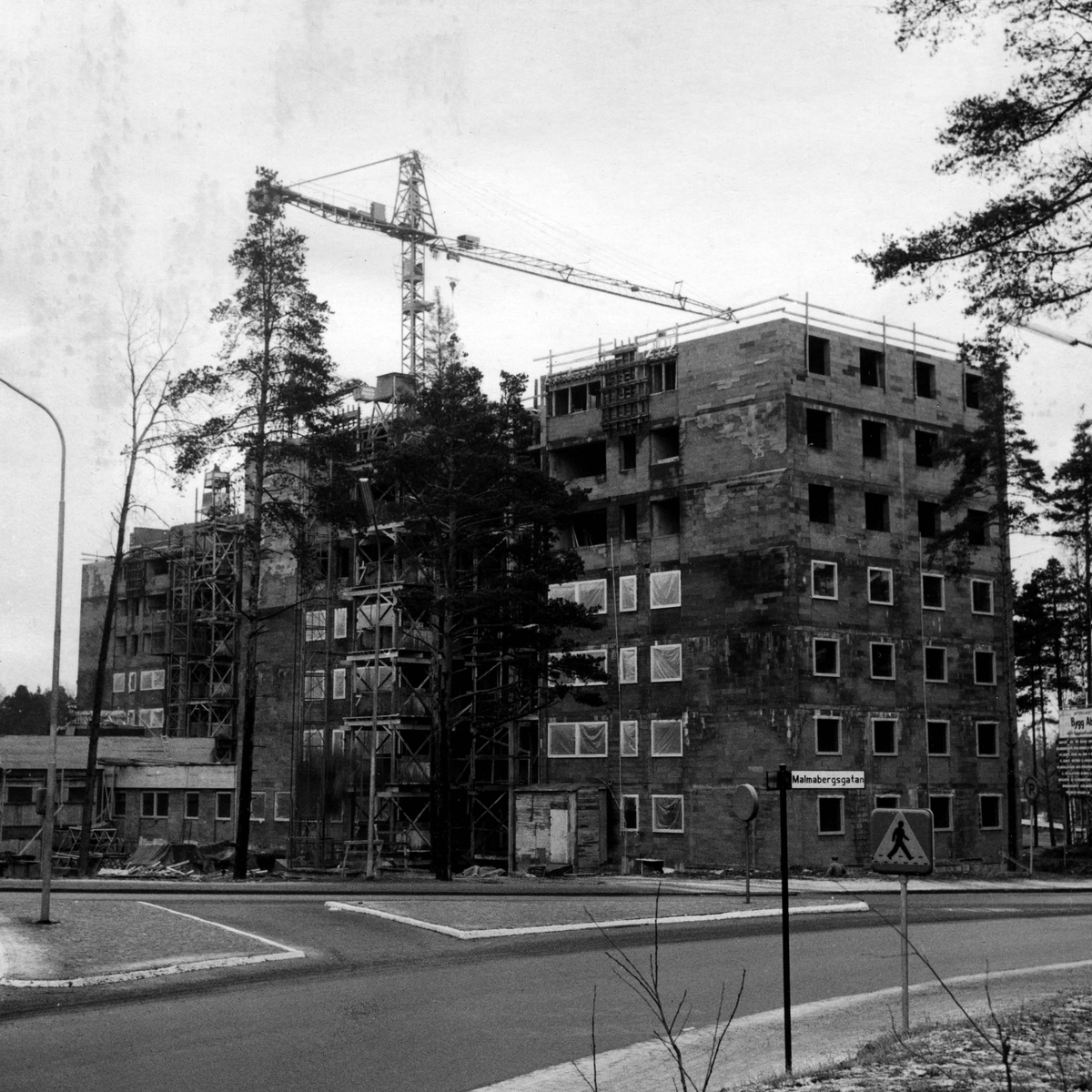 Husen inramas av Malmabergsgatan, Björskogsgatan och Släggargatan i Västerås.