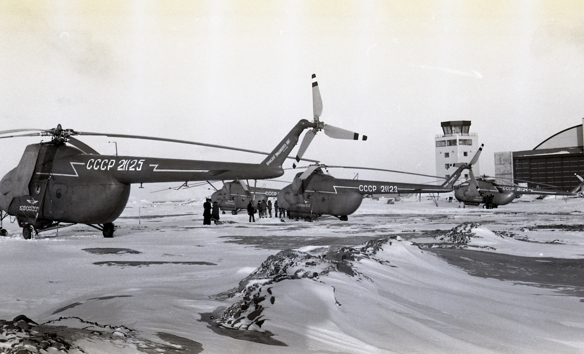 Antonov An-12B fra Aeroflot. Kjennetegn: CCCP/SSSR 11527. Første sovjetiske landing på flyplassen. Flyet kom fra Murmansk og ble ført av Kommandør Malisjev. Fire helikopter (Mi-4) hentet gods og passasjerer.