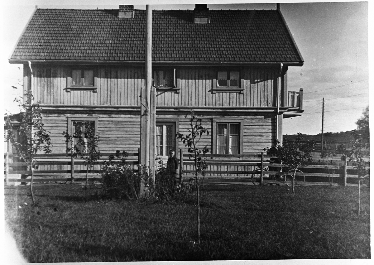 Nergårdd i Østre Toten 1920. Personene er Einar Johannesen og Petter Nettum.