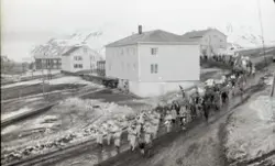 17. mai i Longyearbyen, 1975. Toget gikk fra bautaen ved Skj