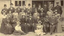 Lærerpersonalet på Vestheim skole i 1898 oppstilt foran skol