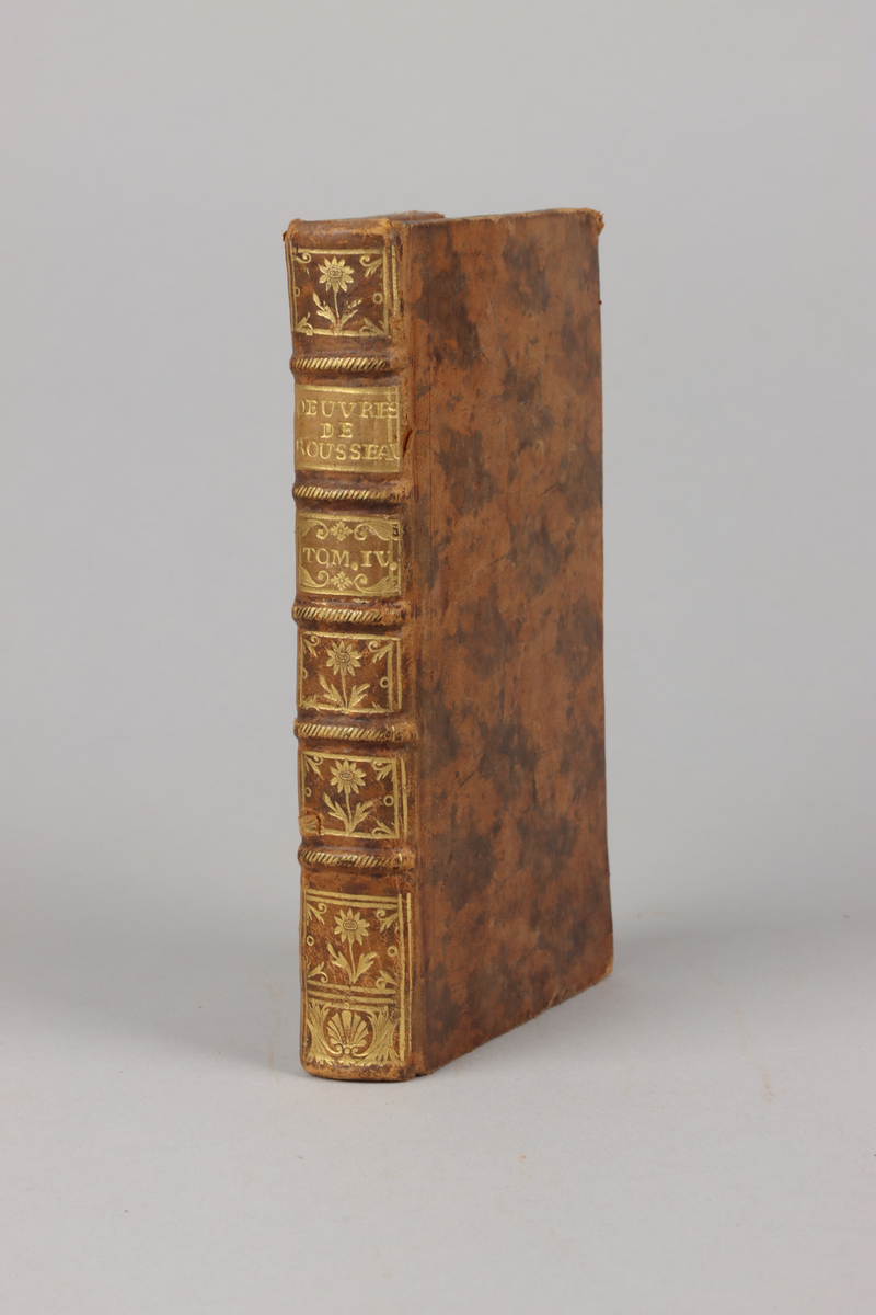 Bok bunden i helfranskt band, pärm i ljust mönstrat läder. Rygg med guldpräglingar och fem upphöjda bind, rött snitt samt dekorerad med stiliserade blommor och musslor. Titelsida "Oeuvres de Rousseau", nouvelle édition, del 4.