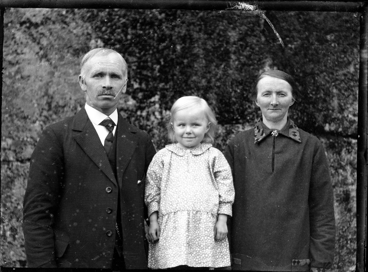 Portrett av eldre par med barn.

Fotosamling etter fotograf og skogsarbeider Ole Romsdalen (f. 23.02.1893).