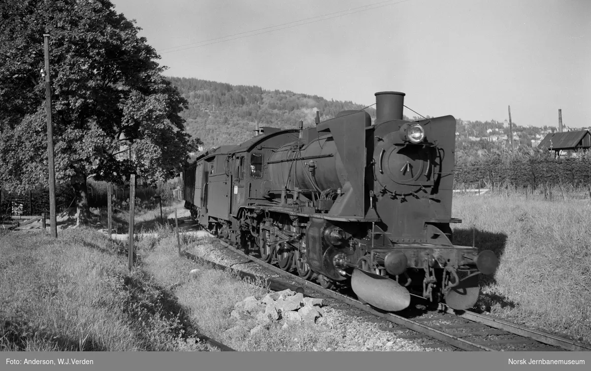 Damplokomotiv type 45a nr. 5 med persontog kjører ut fra Drammen