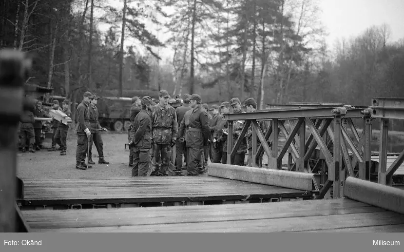 Balkbro 2 (BB 2) med ramp. I profil i mitten på bilden militärbefälhavaren Syd generallöjtnant Gustaf Welin. Bakom broelementet överste Carl Edholm, chef Ing 2.