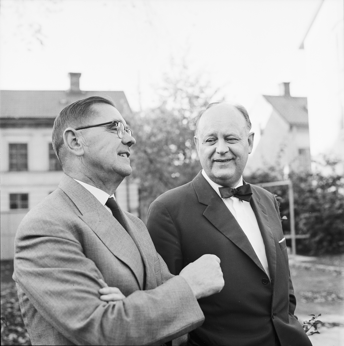 Två män utanför Borgarhemmet, Uppsala 1962